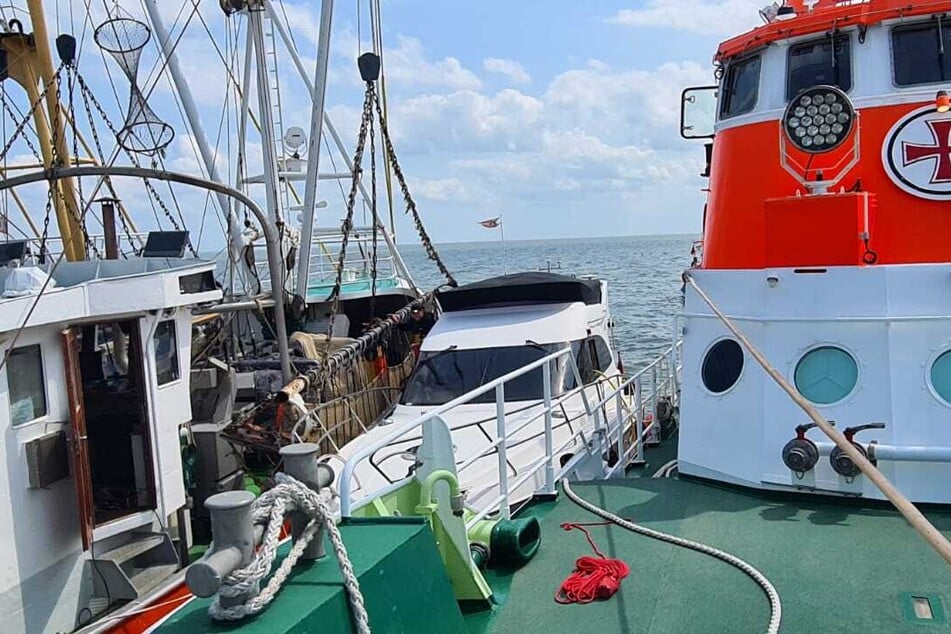 Das Motorboot klemmt zwischen Fischkutter und der HERMANN RUDOLF MEYER der Seenotretter.