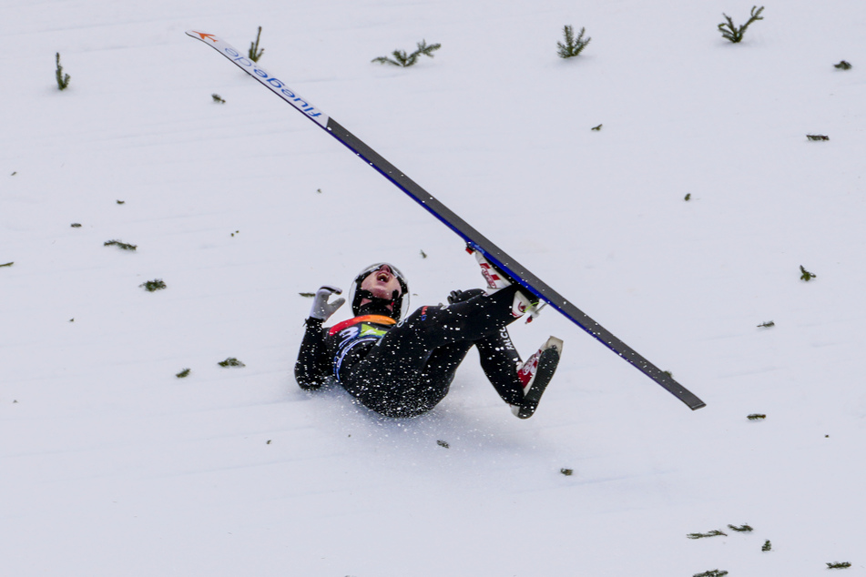 Giovanni Bresadola (23) stürzte nach der Landung heftig und verletzte sich schwer am Knie.