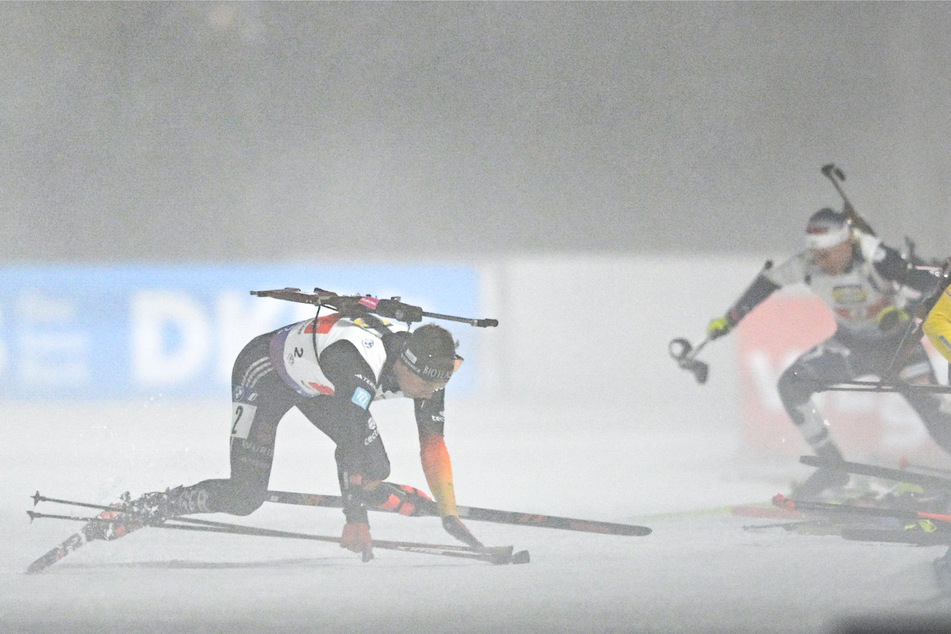Ein Sinnbild für die Biathlon-WM: Die deutsche Mannschaft um Justus Strelow (27) geriet ordentlich ins Straucheln.