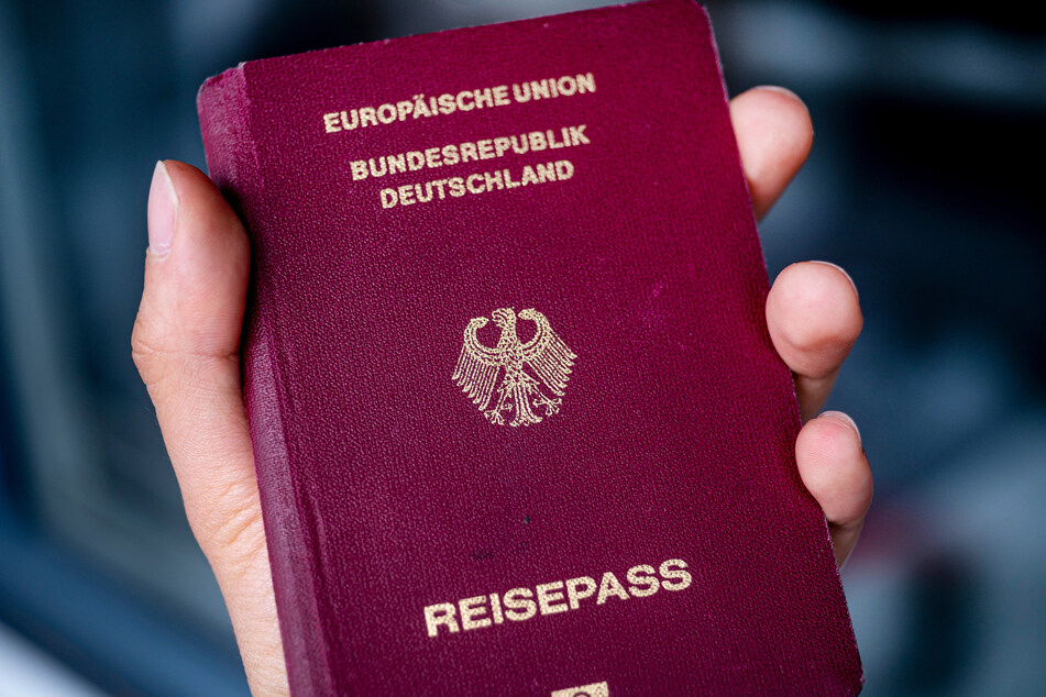 Großer Andrang auf Reisepässe nach Corona-Lockdowns in Düsseldorf