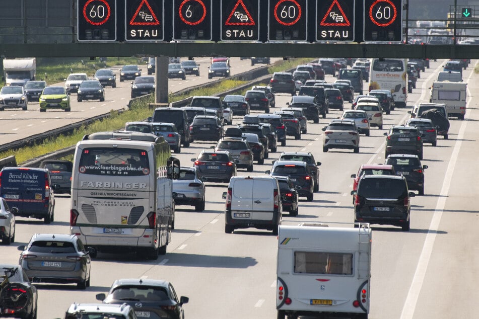 Unfall A8: A8 im Chaos: Mehrere Unfälle in Richtung München blockieren Pendlerstrecke