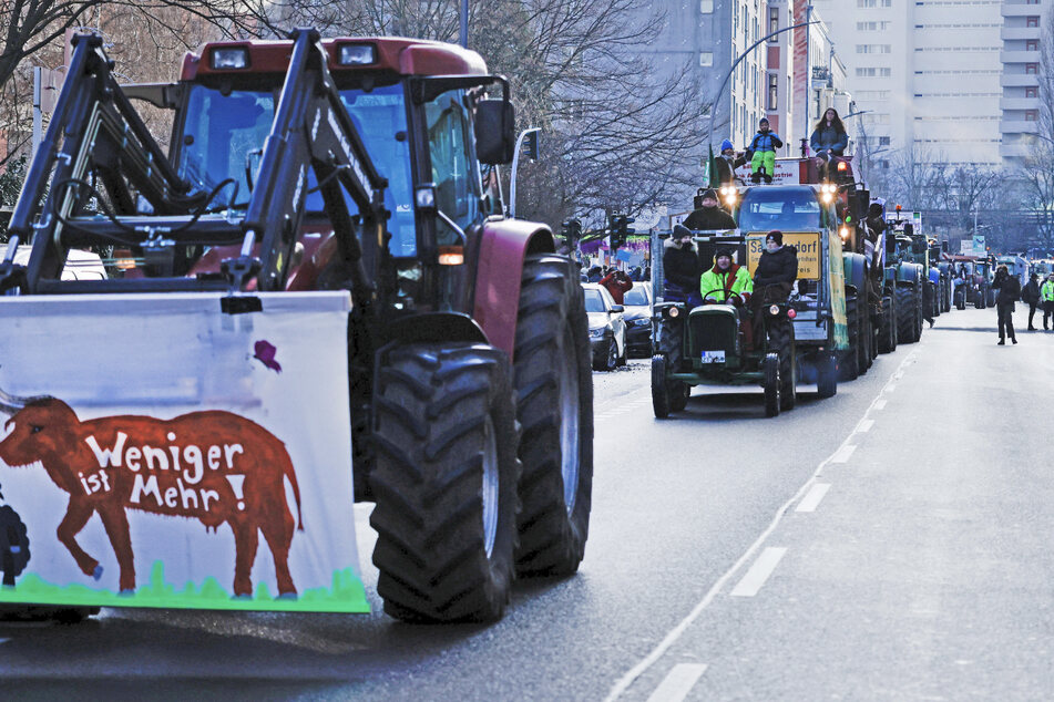 Mit Traktoren machen sich die Bauern auf dem Weg zum Kanzleramt.