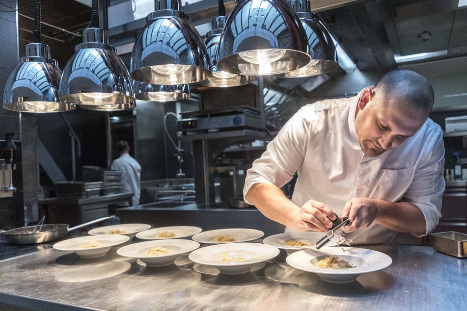 Küchenchef Sebastian Strobel (34) bei der Arbeit im alten, neuen "Kastenmeiers".