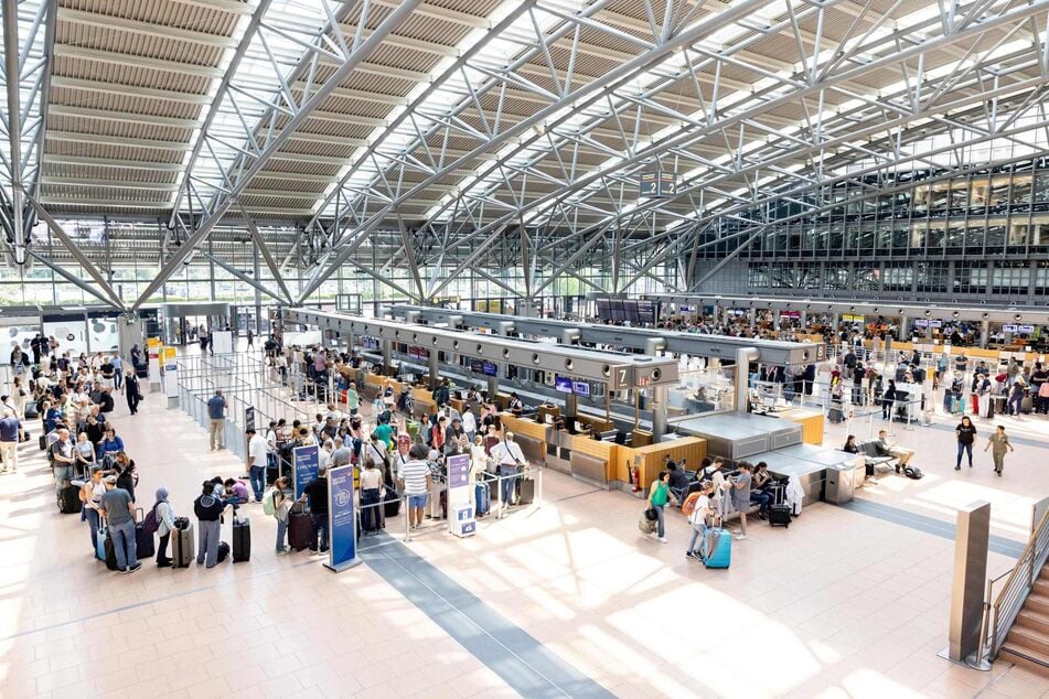 Am Hamburger Flughafen werden in den Sommerferien täglich bis zu 55.000 Gäste erwartet. (Symbolbild)