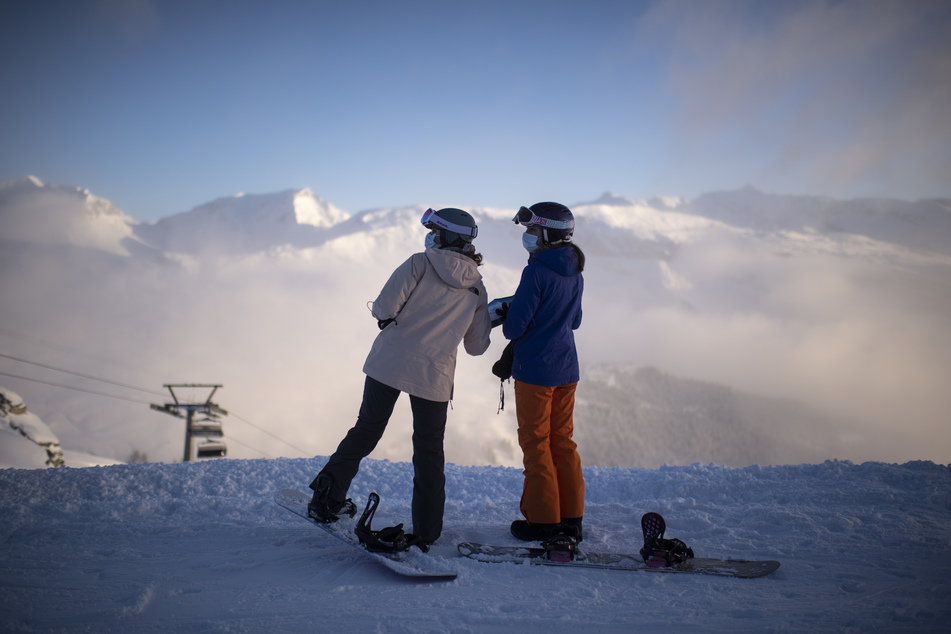 Für den Skibetrieb gelten klare Corona-Regeln: Bei Beförderung und in Warteschlangen ist ein Mindestabstand von zwei Metern einzuhalten. Beim Anstehen gilt Maskenpflicht.