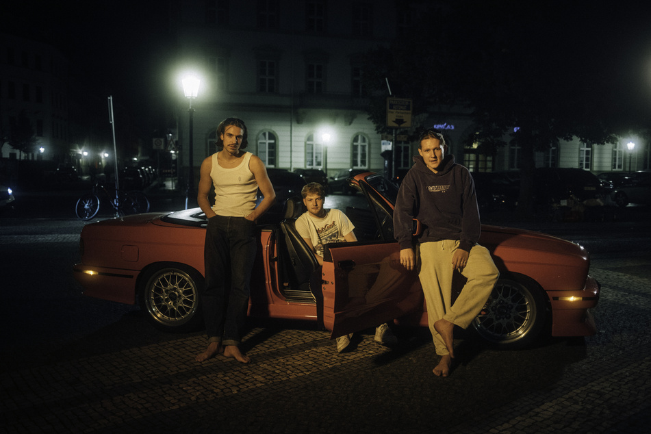 Zacharias Jarsumbeck (l-r), Gustav Friedländer, Paul-Georg Sonntag bilden das Künstlerkollektiv "01099". Ihre neue Single "Dies &amp; Das" ging um Mitternacht online.