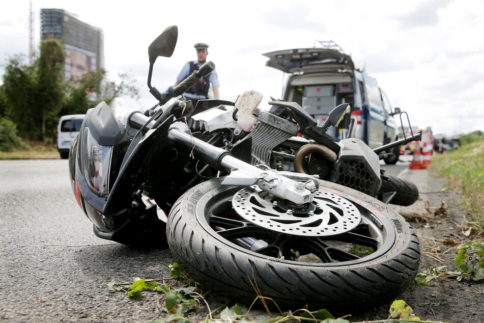 Der Motorradfahrer (45) stürzte so schwer, dass er seinen Verletzungen erlag. (Symbolfoto)