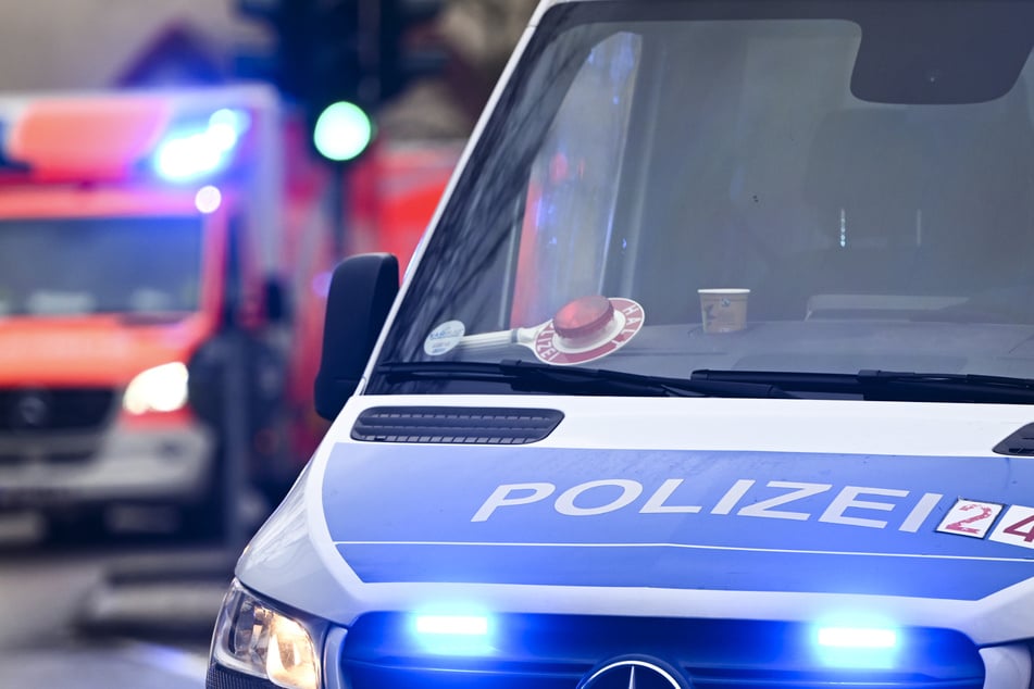 Unfall A4: Lastwagen und Auto prallen zusammen: A4 Richtung Köln nach Unfall gesperrt