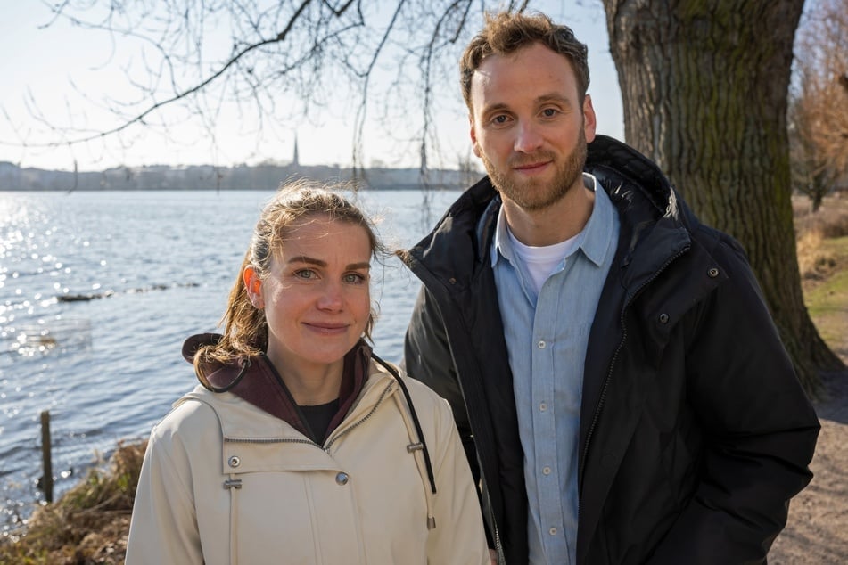 Moderator Leon Windscheid (37) spricht mit Entführungsopfer Nathalie Schöffmann (33).