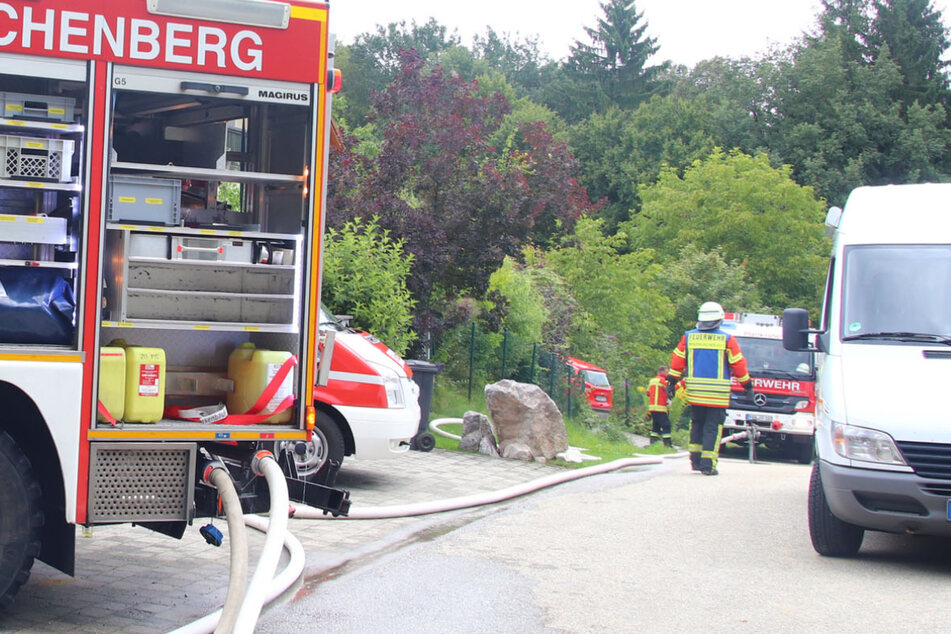 Ein 62 Jahre alter Handwerker ist bei der Explosion in Pfarrkirchen ums Leben gekommen, ein 19-Jähriger verletzt worden.