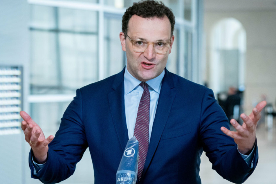 Jens Spahn (CDU), Bundesminister für Gesundheit, spricht am Rande der Plenarsitzung im Deutschen Bundestag zu den Medienvertretern.