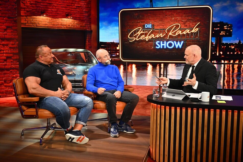 In der ersten regulären "Stefan Raab Show" begrüßte der Entertainer unter anderem Bodybuilder Markus Rühl (53, r.) und ZDF-Moderator Horst Lichter (63, M.).
