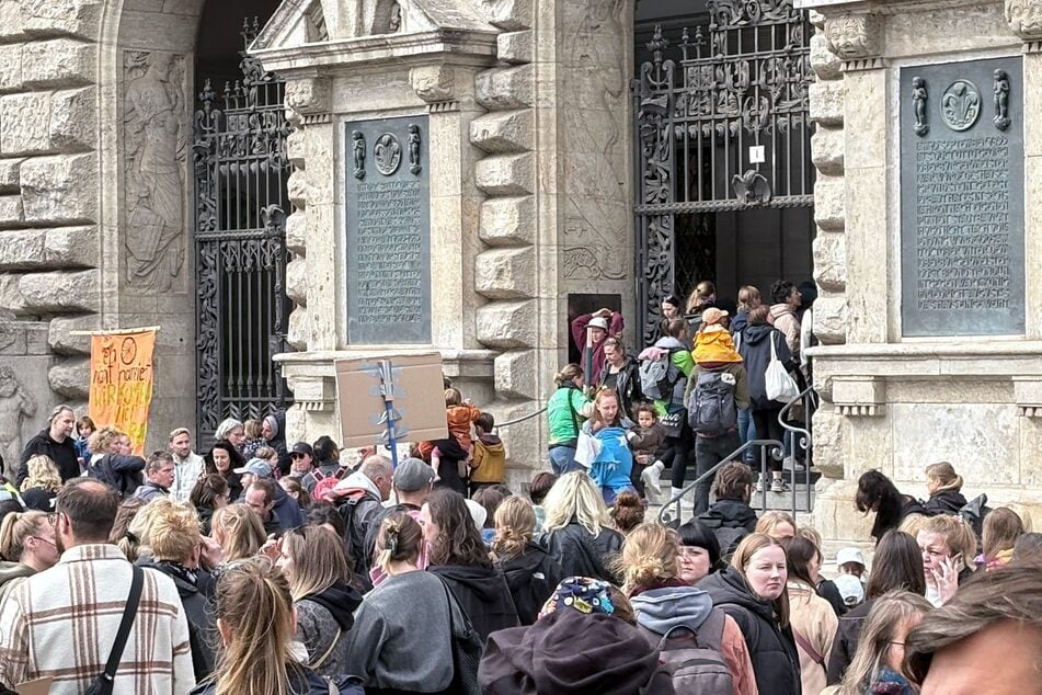 Als um 14 Uhr im Plenarsaal die Ratsversammlung begann, strömten die Demonstrierenden in das Gebäude, um lautstark ihren Unmut kundzutun.