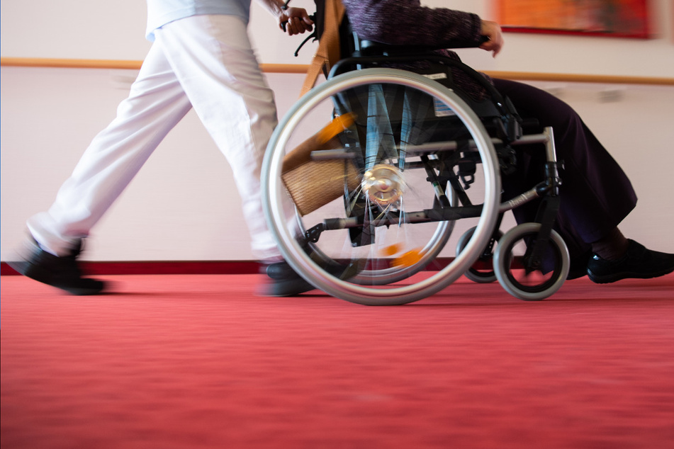 Weltweit steige die Zahl der mit dem Coronavirus infizierten Mitarbeiter im Gesundheits- und Pflegebereich.