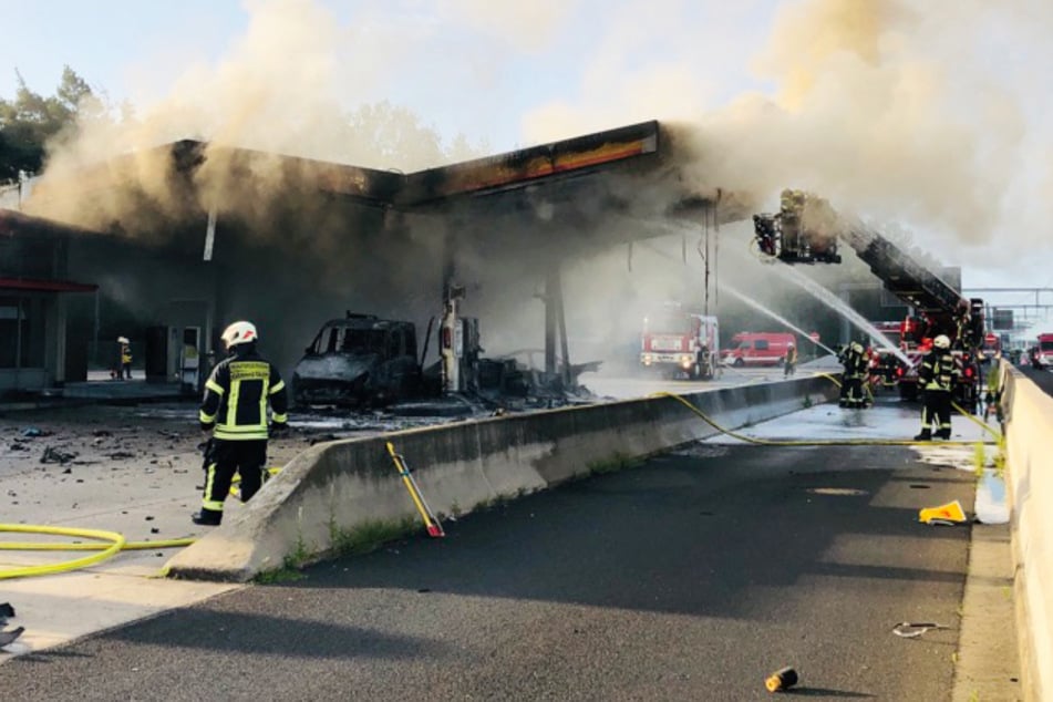 Unfall A5: Auto rast gegen Zapfsäule: Tankstellen-Brand sorgt für Autobahn-Vollsperrung