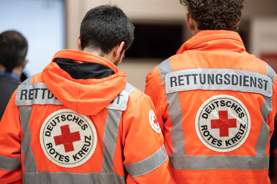 Als Rettungssanitäter verkleidet soll der Mann unter anderem beim Transport eines Patienten geholfen haben. (Symbolbild)