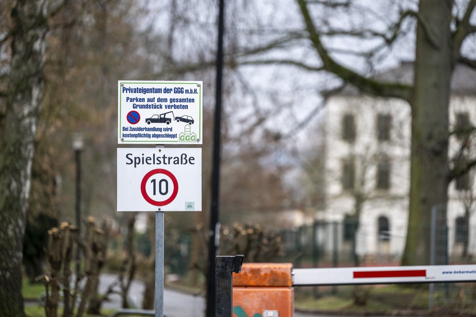 Kein Platz für Fremdparker: Das Schild auf Privatgelände zeigt den Parkdruck im Kleinen und den großen Zoff um Chemnitz’ neue Stellplatzsatzung.