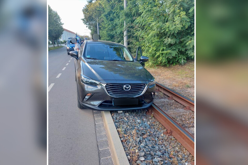 Ein Passant hatte den Wagen im Gleisbett entdeckt.