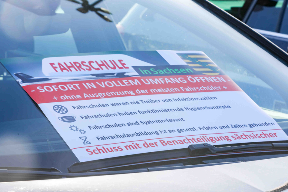 Sachsens Fahrschulen demonstrieren für eine sofortige Wiedereröffnung.