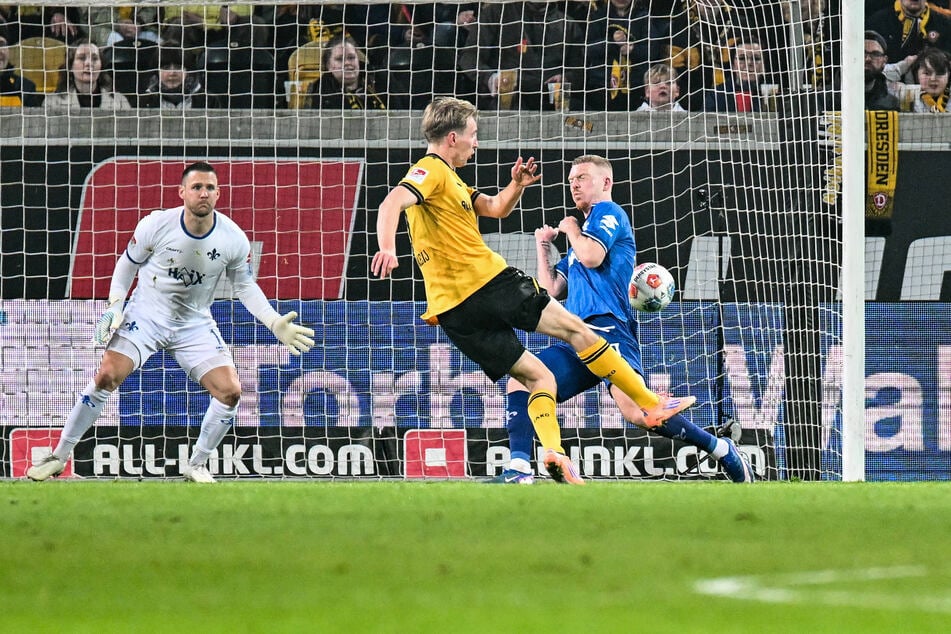 Hier schießt Vincent Vermeij (31) den Ball zum 2:0 in die Maschen der Darmstädter.
