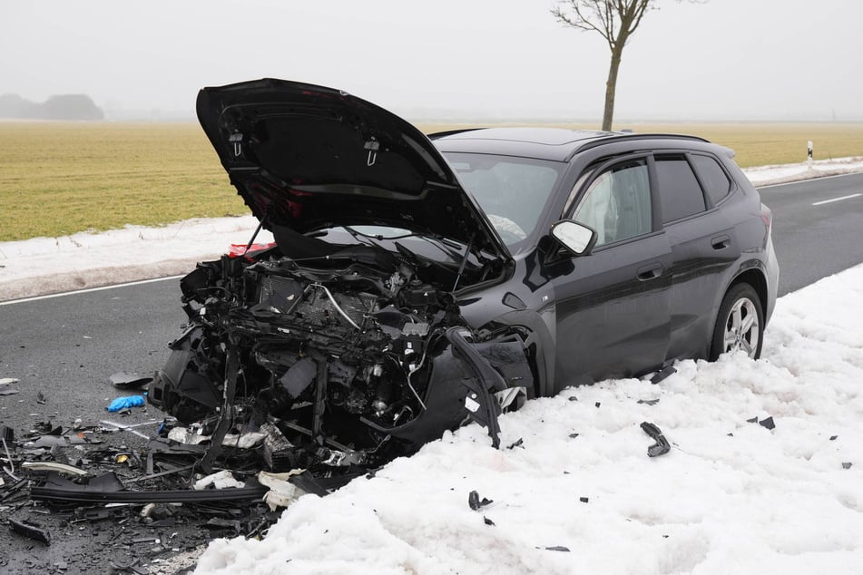 Beide Fahrzeuge sind Totalschäden.