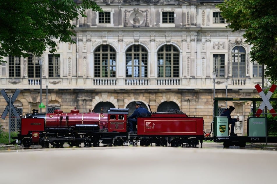 Die Dresdner Parkeisenbahn hat wegen der angesagten Hitze ihren Betrieb bis Sonntag eingestellt.