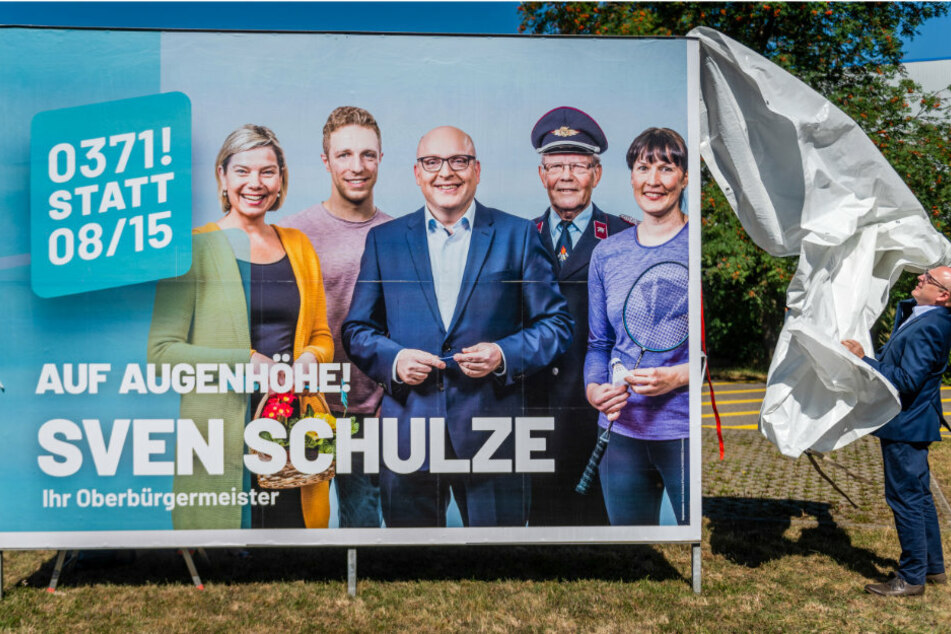 Wahlkampf-Auftakt: OB-Kandidat Sven Schulze (48, SPD) enthüllt das erste Wahlplakat seiner Kampagne. Ab morgen wird plakatiert.