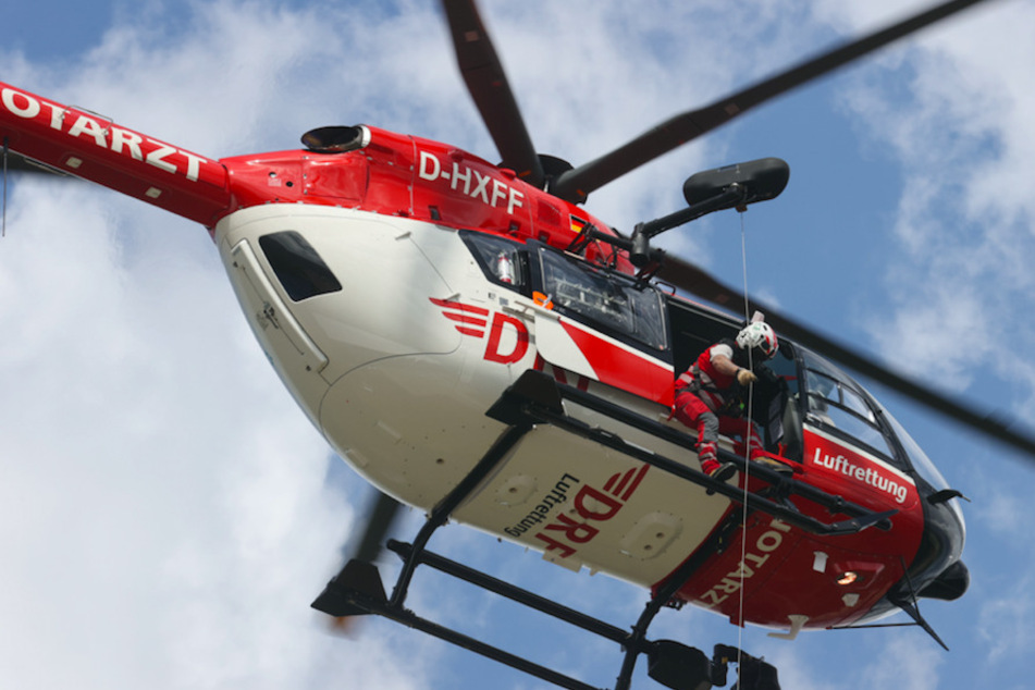 Ein Hubschrauber flog die Verletzten in ein Krankenhaus. (Symbolbild)