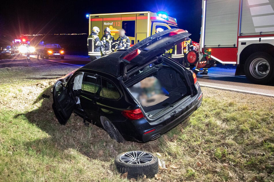 Der BMW kam nach links ab und kollidierte im Straßengraben mit einer Feldeinfahrt.