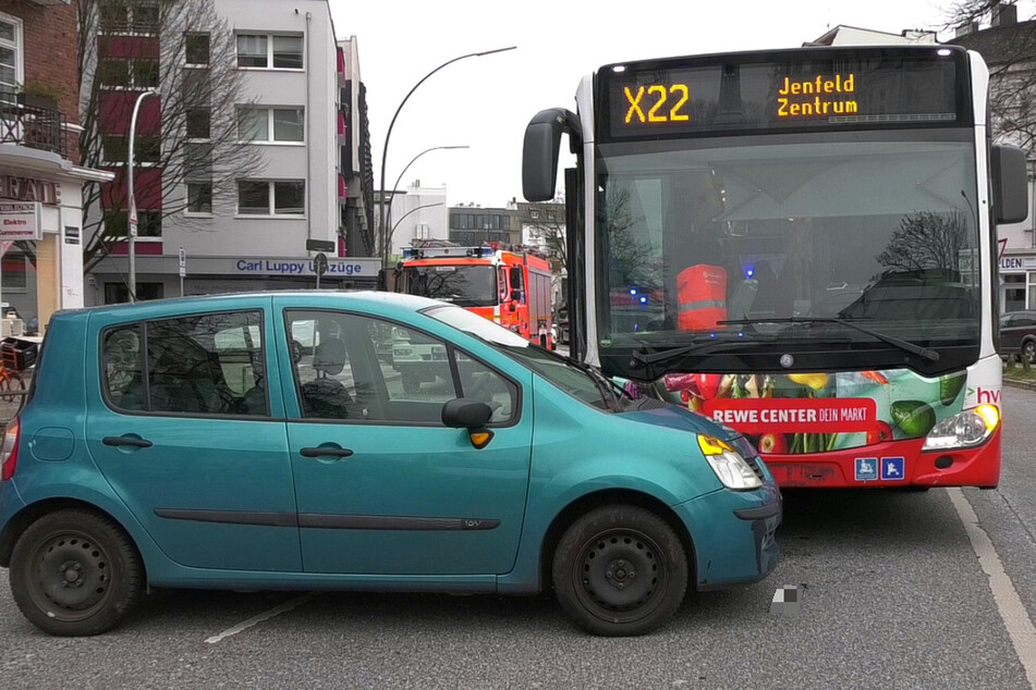 Auf der Ludolfstraße in Hamburg stießen am Dienstagnachmittag ein Bus und ein Auto zusammen.