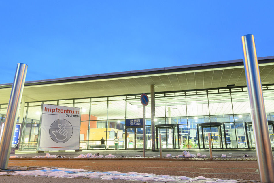 Ein Banner mit der Aufschrift "Impfzentrum Sachsen" hängt vor der Messe Dresden.