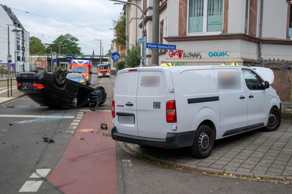 Der Transporter kam neben der Straße zum Stehen.