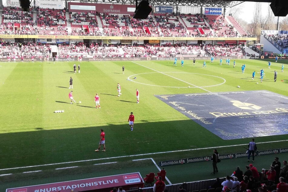 Die Teams starten die Aufwärmungen bei schönstem Sonnenschein.