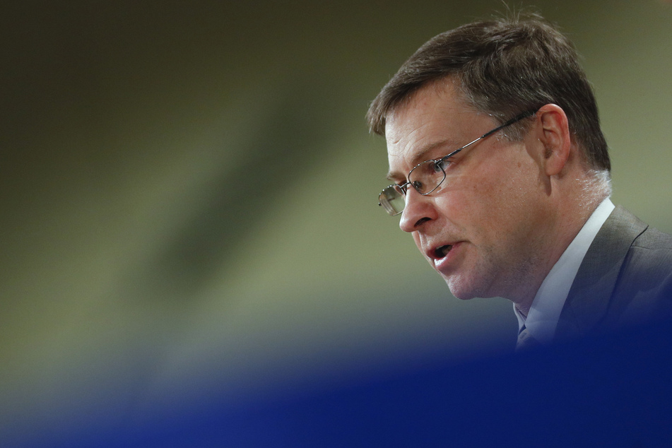 Der zuständige EU-Kommissar Valdis Dombrovskis (50) bestätigte am Montag, dass milliardenschwere EU-Corona-Hilfen für Polen und Ungarn wegen Rechtsstaatlichkeitsbedenken aufgehalten werden.