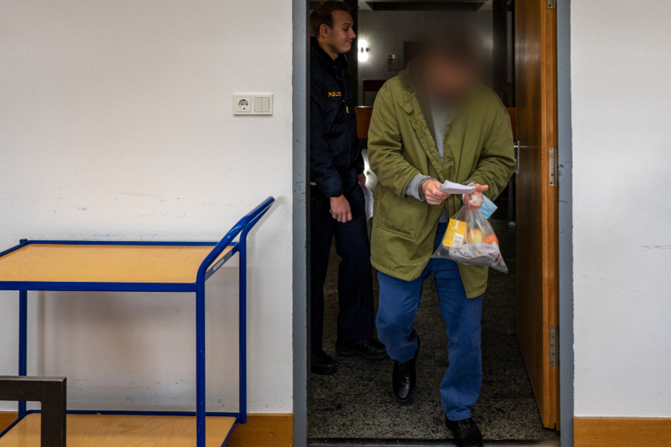 Der Angeklagte betritt zum Prozessbeginn Mitte Dezember das Landgericht in Landshut. Die Staatsanwaltschaft wirft ihm heimtückischen Mord vor. (Archivbild)