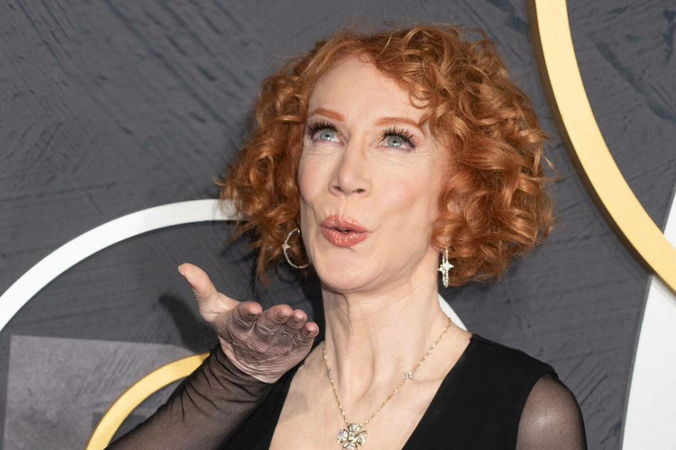 Kathy Griffin revealed on Monday that has been diagnosed with Stage 1 lung cancer though ease
