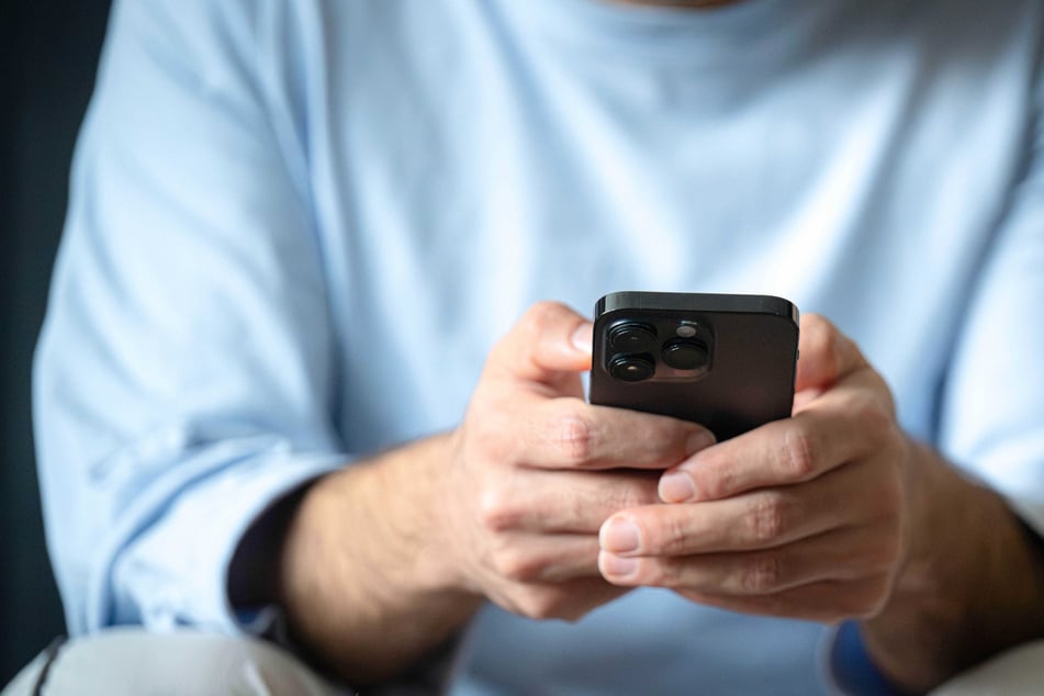 Ein 62-jähriger Mann hat mit seinem Smartphone heimlich gefilmt. (Symbolfoto)