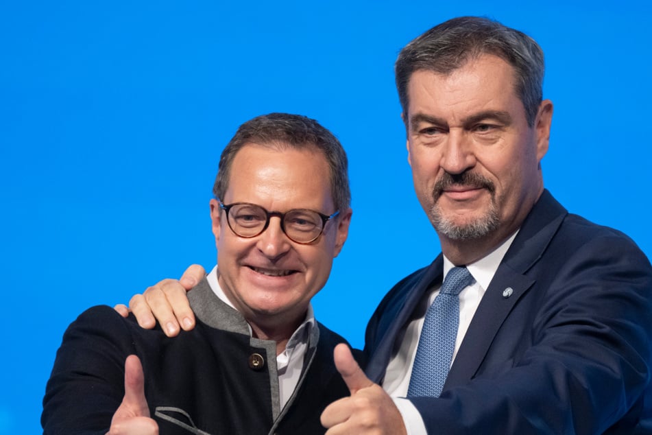 Markus Söder (57, CSU, rechts) und CSU-Generalsekretär Martin Huber (46) demonstrieren auf dem Parteitag Einigkeit.