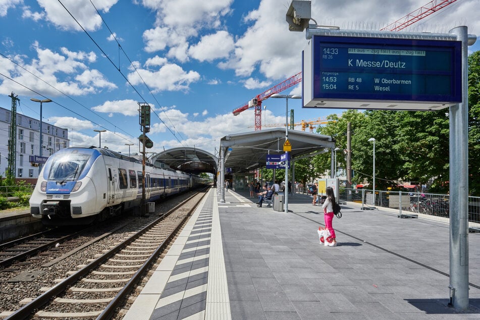 Am Bonner Hauptbahnhof wäre ein Betrunkener (39) am Dienstag beinahe von einem Zug erfasst worden, als er versucht hatte, torkelnd die Gleise zu überqueren. (Archivbild)