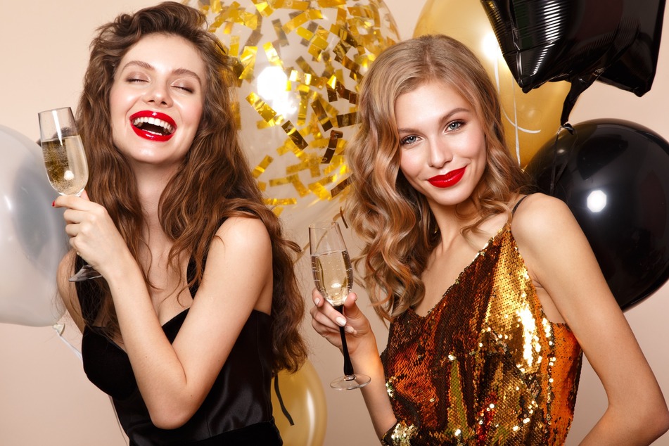 Glitzernde und funkelnde Silvester-Outfits im Metallic-Look sind in der Silvesternacht ein Hit.