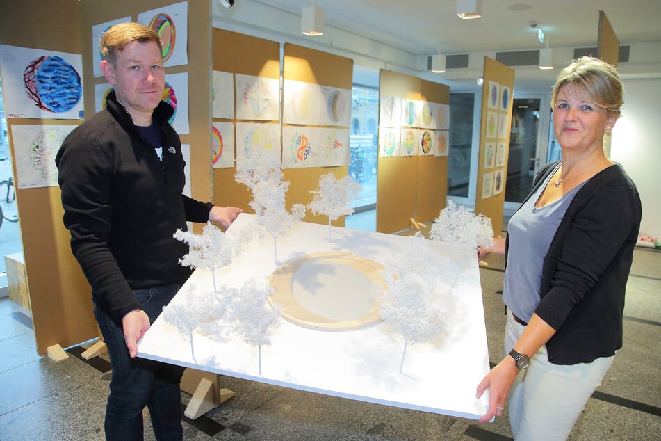 Christine Reich (57) und Marco Dziallas (46) vom Zentrum für Baukultur Sachsen präsentieren ein Modell des am Ferdinandplatz geplanten Brunnens.
