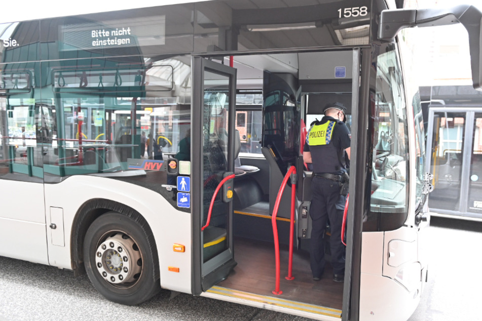 Ein Polizeibeamter sichert den involvierten Bus.