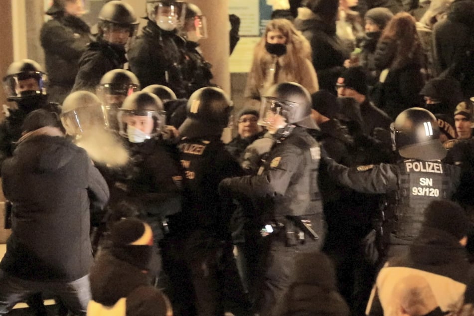 Am Rande einer Corona-Demo in Bautzen wurden zwölf Polizisten verletzt.