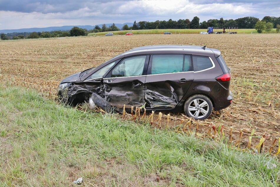 Auch den Opel, der in einem Feld landete, erwischte es übel.