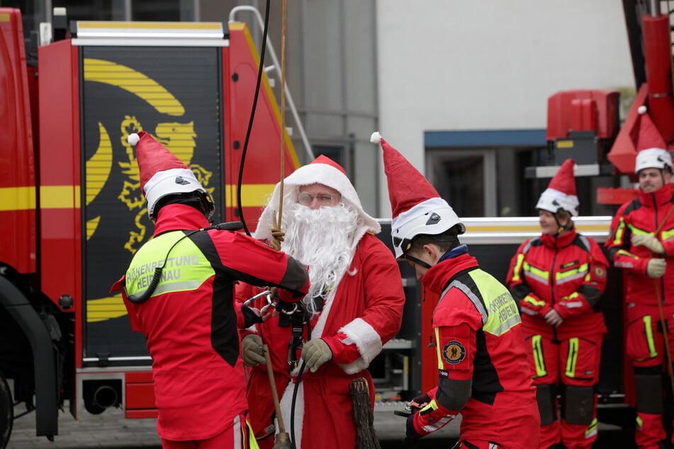In ganz Sachsen überraschten Höhenretter verkleidet als Nikolaus Kinder in Krankenhäusern.