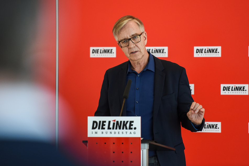 Dietmar Bartsch (63) kritisiert, dass viele im hohen Alter aus Geldgründen arbeiten gehen müssen. (Archivbild)