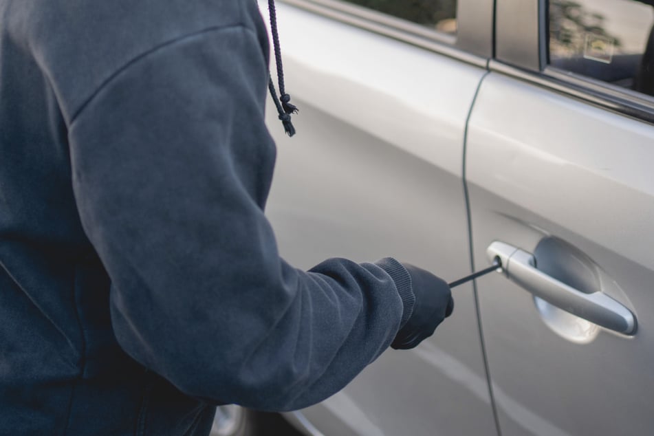 Der Einbruch in die beiden Autos gelang den Tätern zwar. Weit kamen sie mit ihrer Beute jedoch nicht. (Symbolfoto)