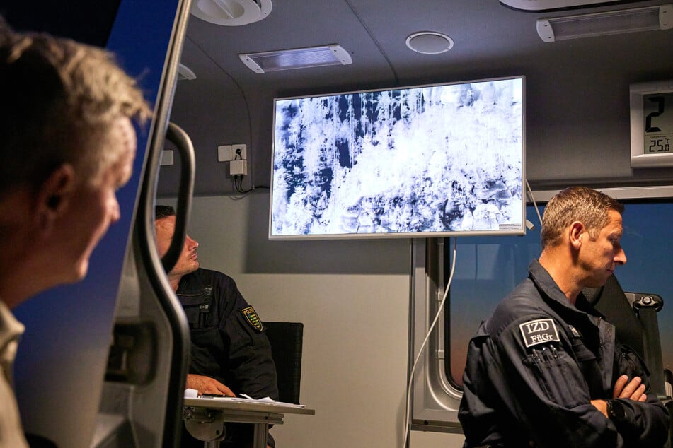 Bei unangekündigten Großeinsätzen kontrollieren Polizei und Nationalparkwacht nachts, ob jemand illegal Feuer macht.