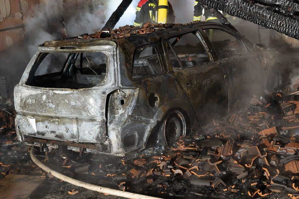 Auch das Auto der Hausbewohner fiel den Flammen zum Opfer.