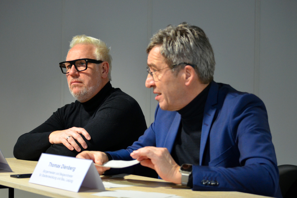 Thomas Dienberg (r.) und Professor Burkhard Wegener (l.) verkündeten am Freitag den Gewinner des Freiflächenwettbewerbs um den Wilhelm-Leuschner-Platz.